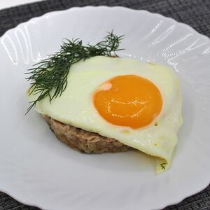 Биточек из говядины с яйцом