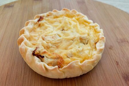 Киш с курицей и ананасами