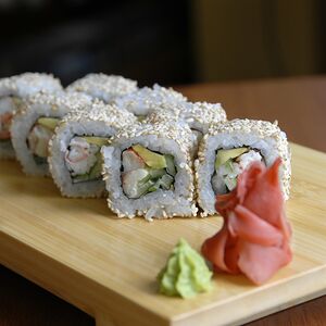 Ролл Калифорния кунжут