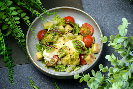 Салат со страчателлой, жареным баклажаном и песто из кинзы