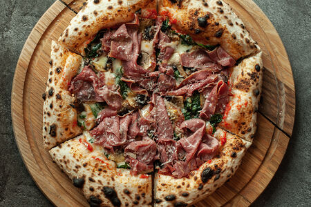 Пицца с пастрами из конины