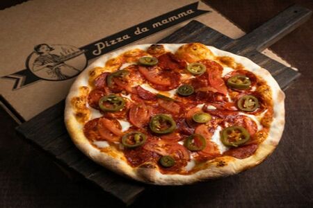 Пицца Пепперони с томатами и халапеньо