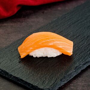 Суши с лососем