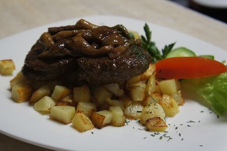 Телятина с жареным картофелем и опятами