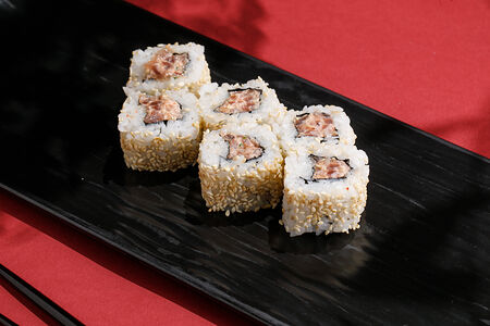 Острый ролл с лососем