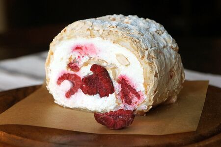 Меренговый рулет с малиной