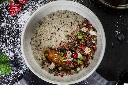 Каша из киноа с яблочным чатни