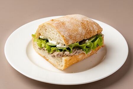 Чиабатта-сэндвич с тунцом