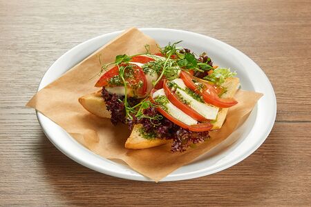 Брускетта с помидорами, моцареллой и песто