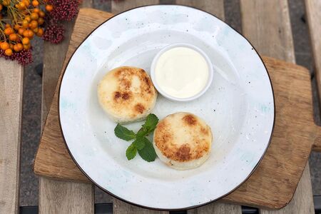 Сырники с курагой без сахара со сметаной