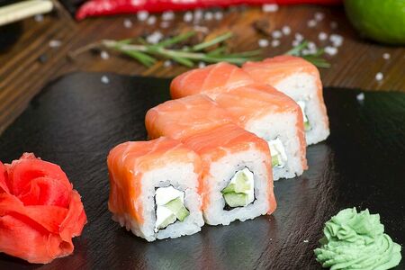 Ролл Филадельфия с копченым лососем