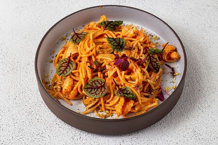 Спагетти с кальмаром, креветками и мидиями