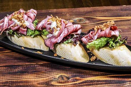 Брускетта с бужениной