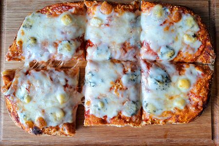 Пицца Четыре сыра на красном