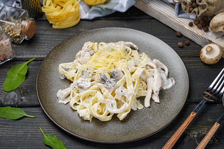 Паста с курицей и грибами
