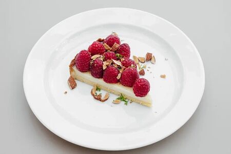 Молочный тарт с малиной