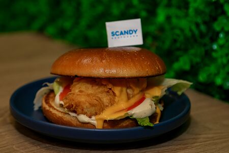 Чикен бургер Цезарь