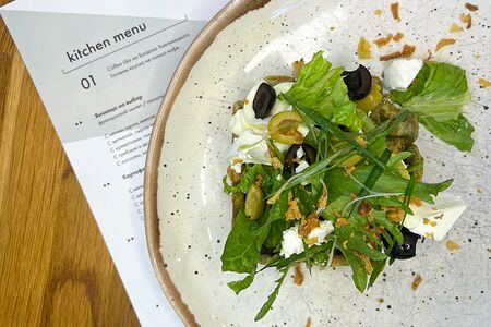 Картофельная вафля со шпинатом, мягким сыром, миксом салатов и оливками