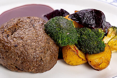 Котлета из оленя с запеченными овощами