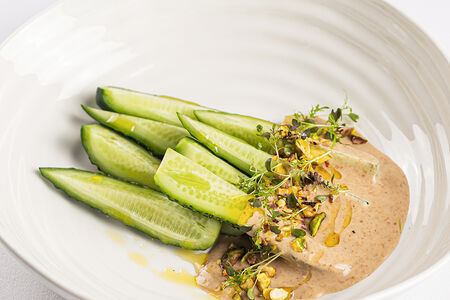 Огурцы, ореховая заправка и фисташки