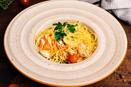 Паста с лососем и тигровыми креветками