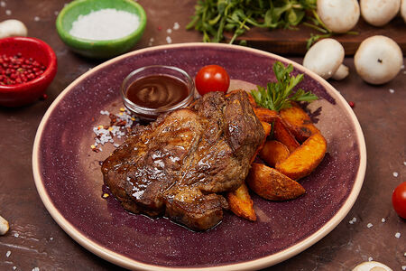 Честный стейк из свиной шеи с картофельными дольками