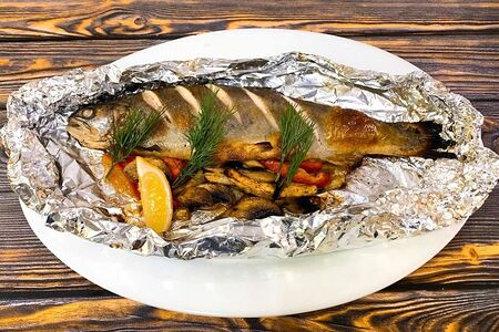 Форель, запечённая с овощами