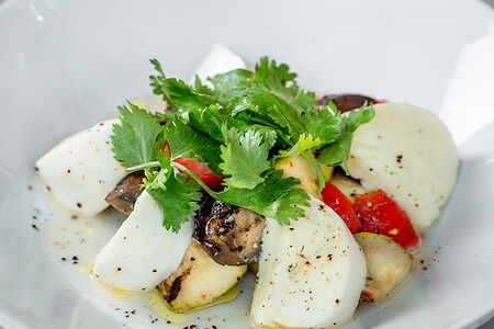 Салат с печеными овощами и Моцареллой