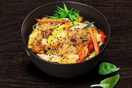 Рисовая лапша со свининой, яйцом и овощами