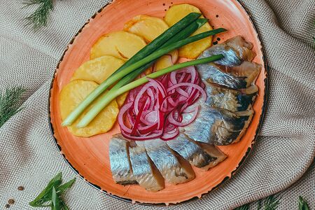 Селедочка с картофелем и лучком