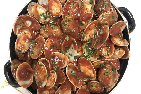 Вонголе в томатном соусе с базиликом