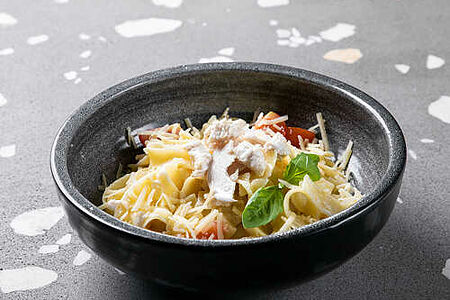 Тальятелле с курицей в сливочно-чесночном соусе