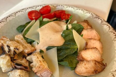 Салат из свежего шпината с куриным филе и помидорами черри