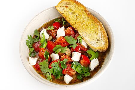 Спелые томаты со взбитой фетой