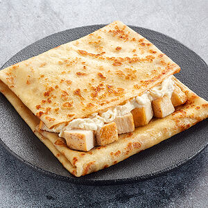 Блин с томлёной куриной грудкой и соусом