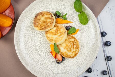 Безглютеновые сырники со свежими ягодами