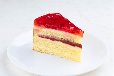 Торт Людмила клубничный (кусочек)