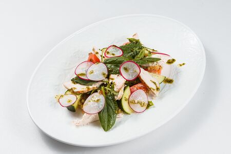 Салат с курицей, киноа, томатами и кисло-сладким соусом