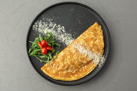 Омлет с куриными слайсами и тертым пармезаном