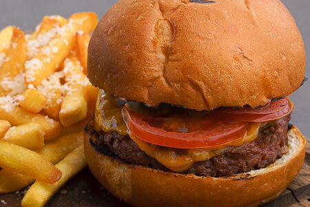 Бургер из мраморной говядины с трюфельным фри