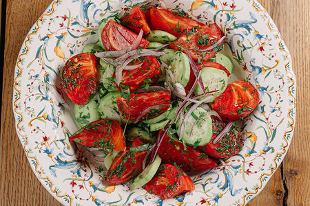 Домашний салат из огурцов и помидоров