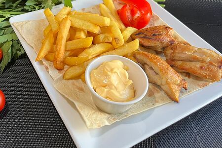 Куриный шашлычок и картофель фри