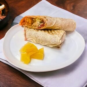 Фирменная шаурма с курицей и ананасами