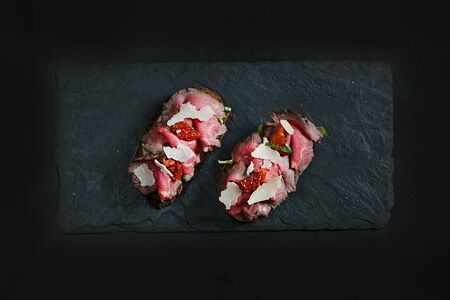 Брускетты с ростбифом