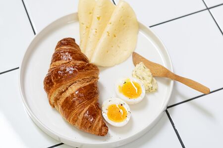 Круассан, яйцо, сыр, масло