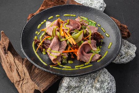 Пастрами с кенийской фасолью, маринованным редисом и муссом из лука