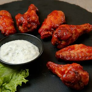 Հավի թևիկներ կծու սոուսով