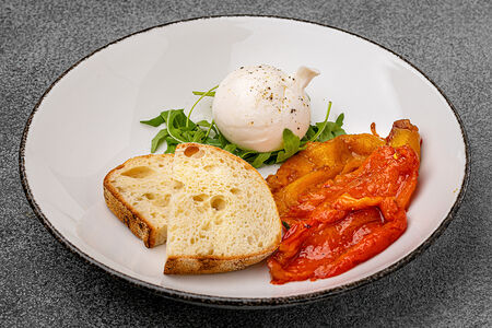 Буратта с запеченным перцем