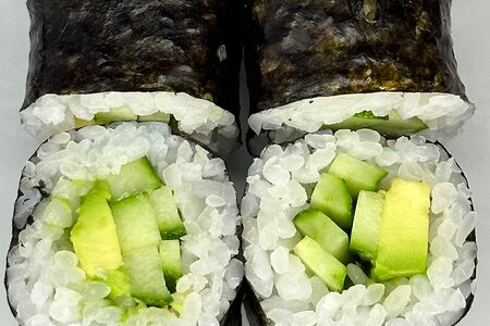 Маки с огурцом и авокадо