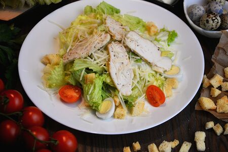 Салат Цезарь с курицей